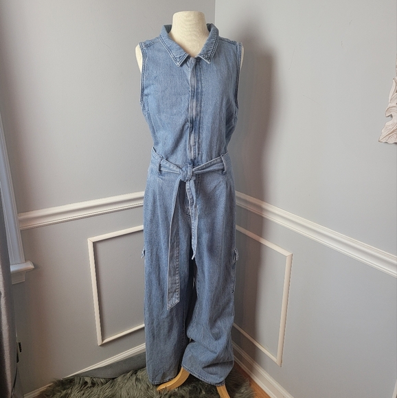 UNIVERSAL THREAD Light Wash Denim Sleeveless Zip Up Belted Boho Cargo Jumpsuit - Picture 2 of 8